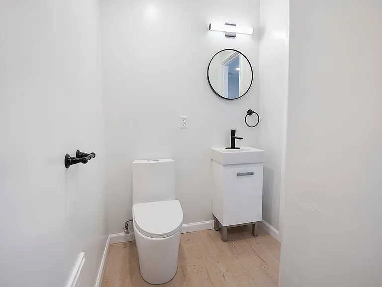 8th Street Studios Near Downtown Los Angeles Move-In Special — Photo 23