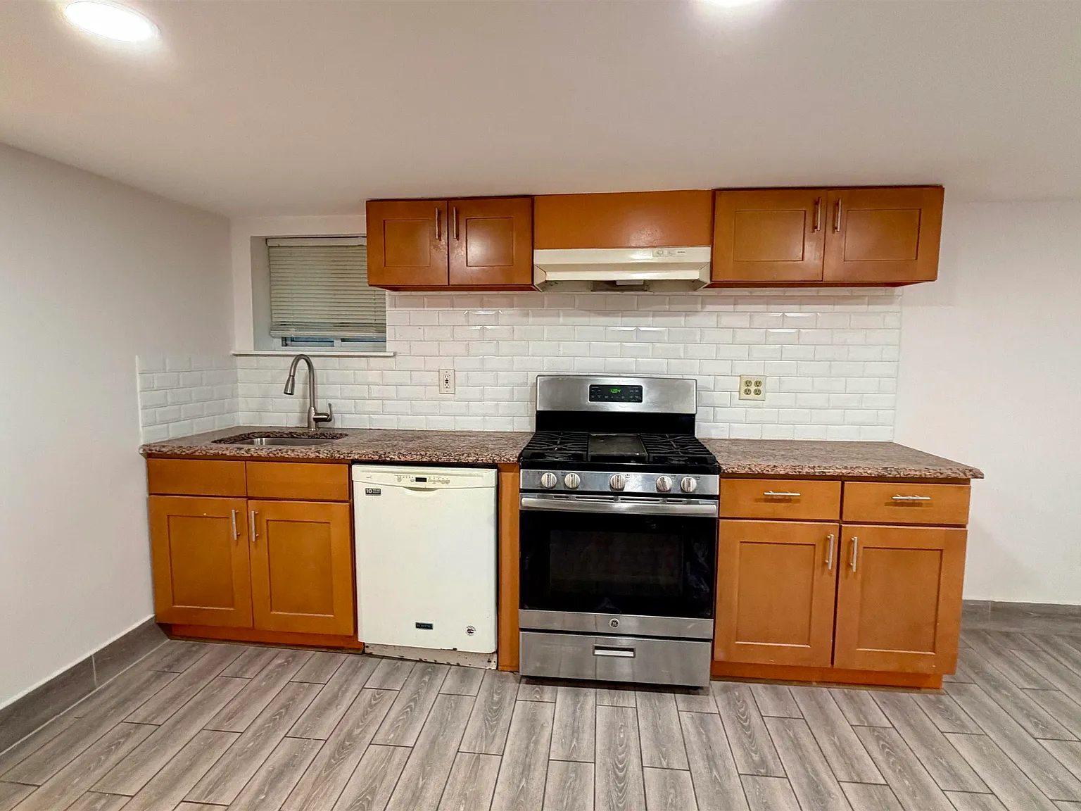 2 bed, 1.0 bath, $1,650 — Photo 3