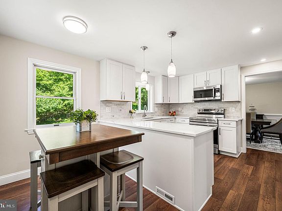 5th image of 748 Centennial Ct