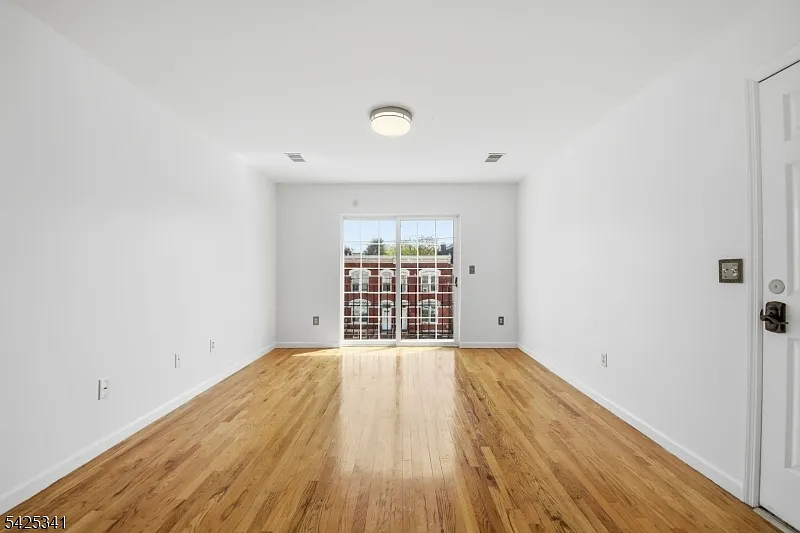 3 bed, 2.0 bath, $2,400 — Photo 2