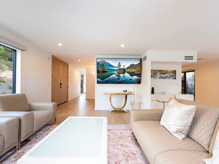 2450 Coldwater Canyon Dr — Photo 24