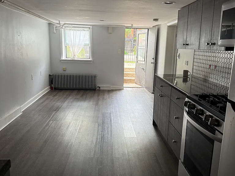 2242 W Erie St #G — Photo 8