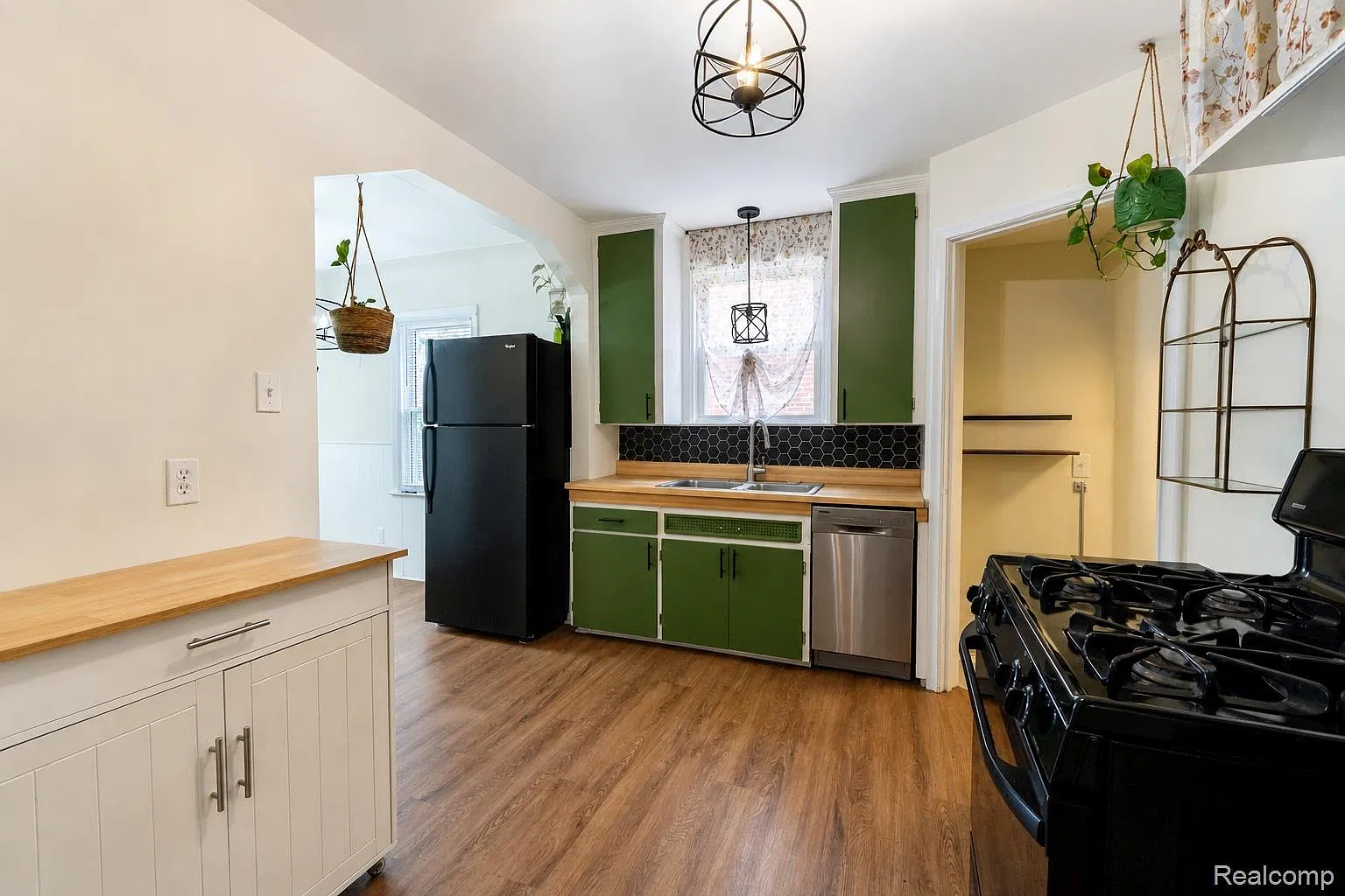 3 bed, 1.5 bath, 2071 sqft, $1,800 — Photo 3