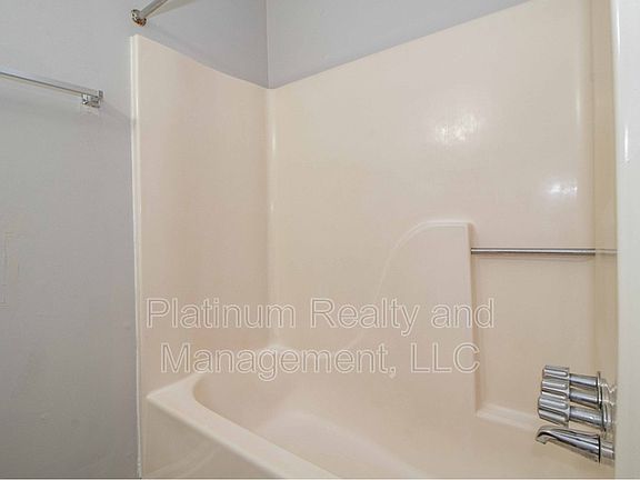 5th image of 818A Golfview Pl Unit A