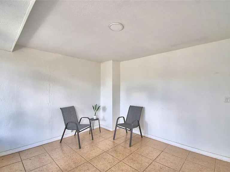 2405 Roslyn Ln #C — Photo 3