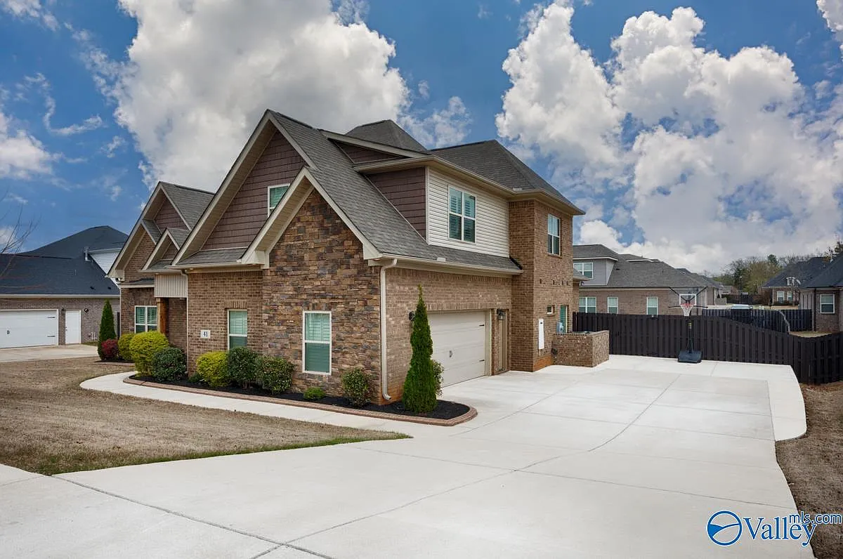 4 bed, 3.5 bath, 3001 sqft, $3,000 — Photo 2