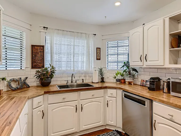 1002 Glen Oaks Ct — Photo 3
