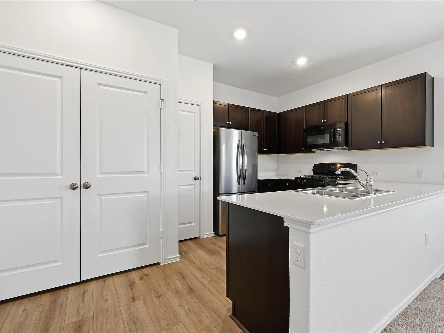 3 bed, 2.0 bath, 1276 sqft, $1,550 — Photo 2