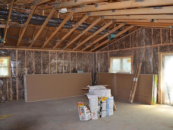 4th image of 906 Jackpine DRIVE