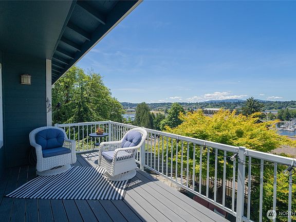 3rd image of 843 Pear Court NE