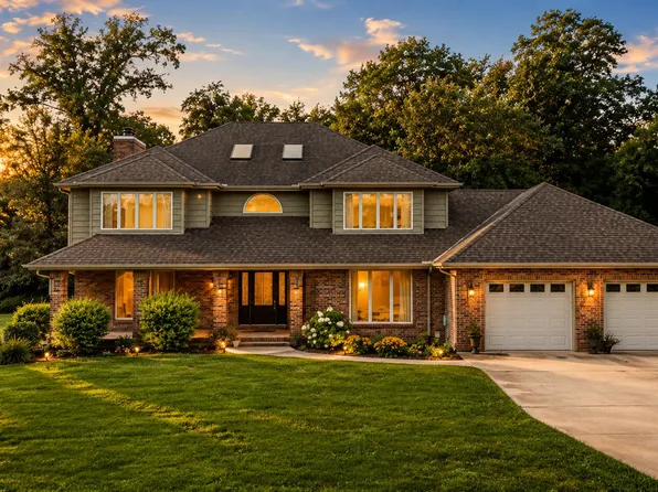 402 Rolling Meadow Dr, Valparaiso, IN 46385