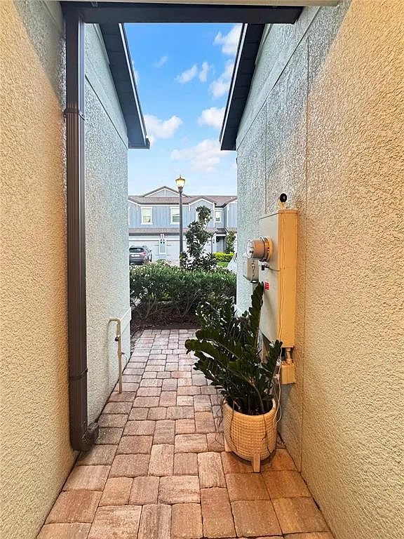 3 bed, 2.5 bath, 1895 sqft, $4,000 — Photo 3