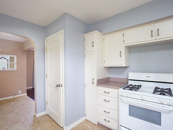 5th image of 407 Pleasant Ave