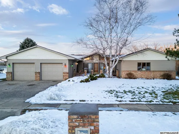 900 Briarstone Dr, Mason City, IA 50401