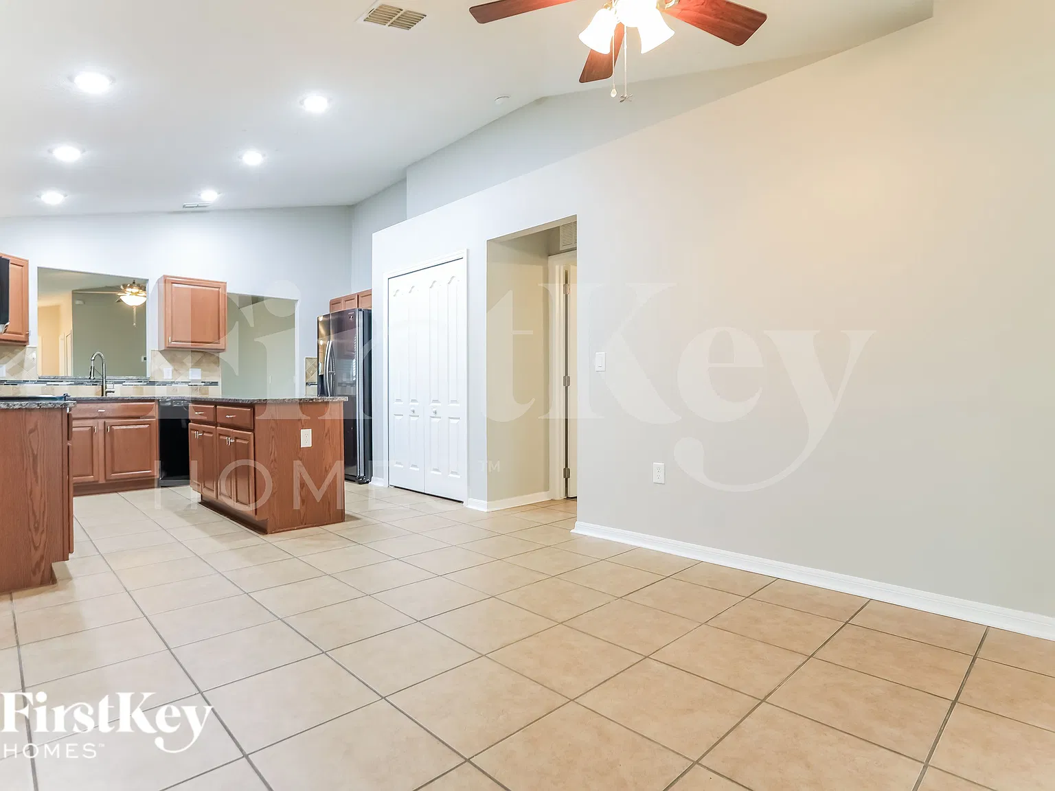 4 bed, 2.0 bath, 1369 sqft, $2,515 — Photo 4