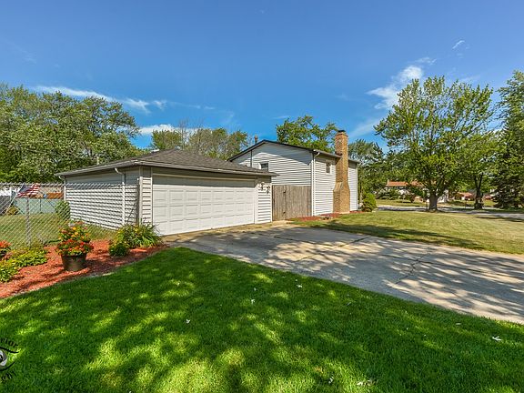 3rd image of 5729 Victoria Dr