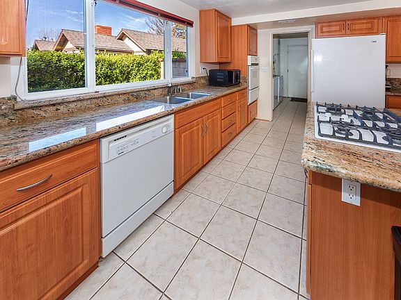 5th image of 823 Rim Crest Dr