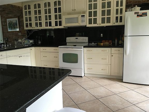 3rd image of 916 SE Davie Blvd #1