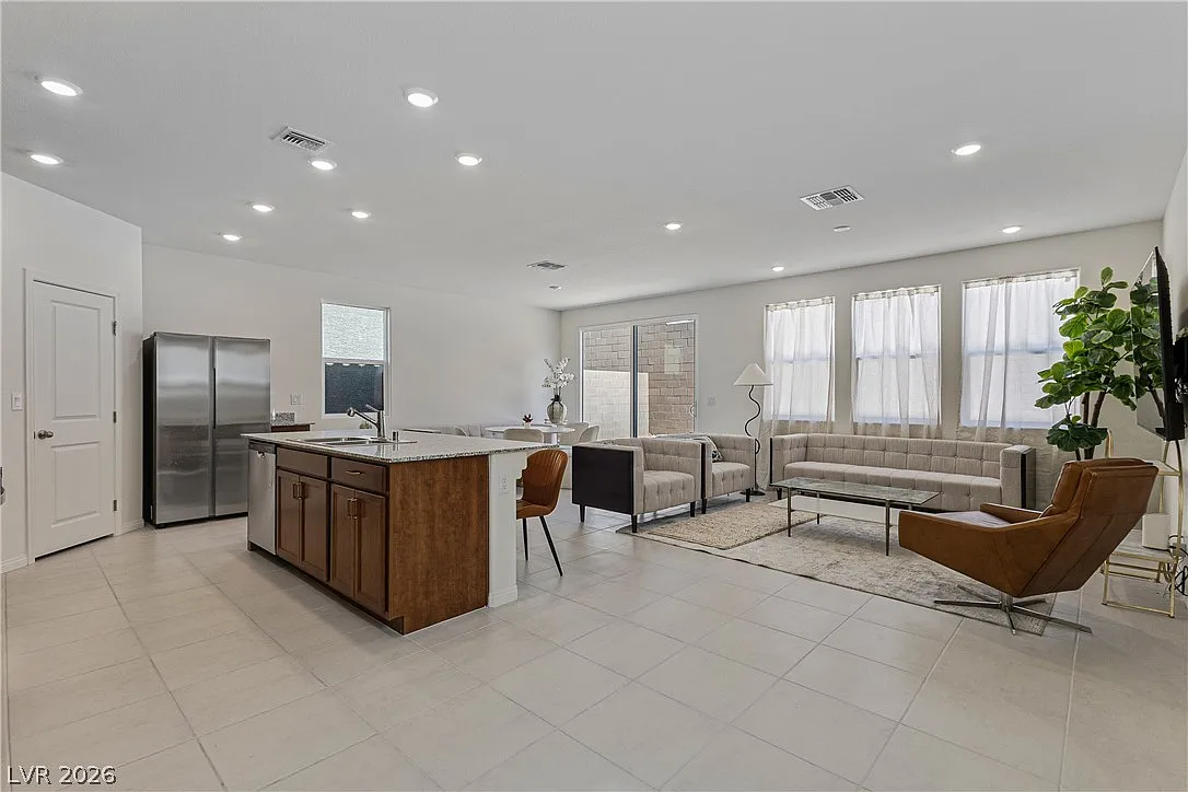 5 bed, 3.0 bath, 2460 sqft, $3,495 — Photo 4