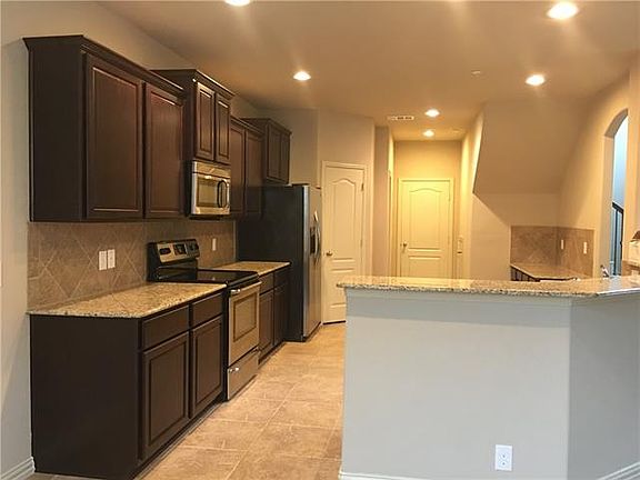 4th image of 1846 Villa Dr