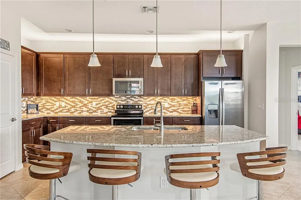 3 bed, 2.0 bath, 2215 sqft, $7,200 — Photo 2