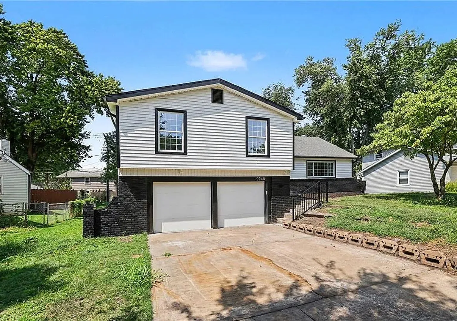 Beautiful Fully Renovated Home in Johnson County — Photo 2