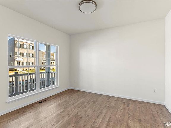 3rd image of 120 Harrow Dr