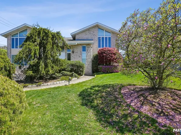 69 Center St, Englewood Cliffs, NJ 07632