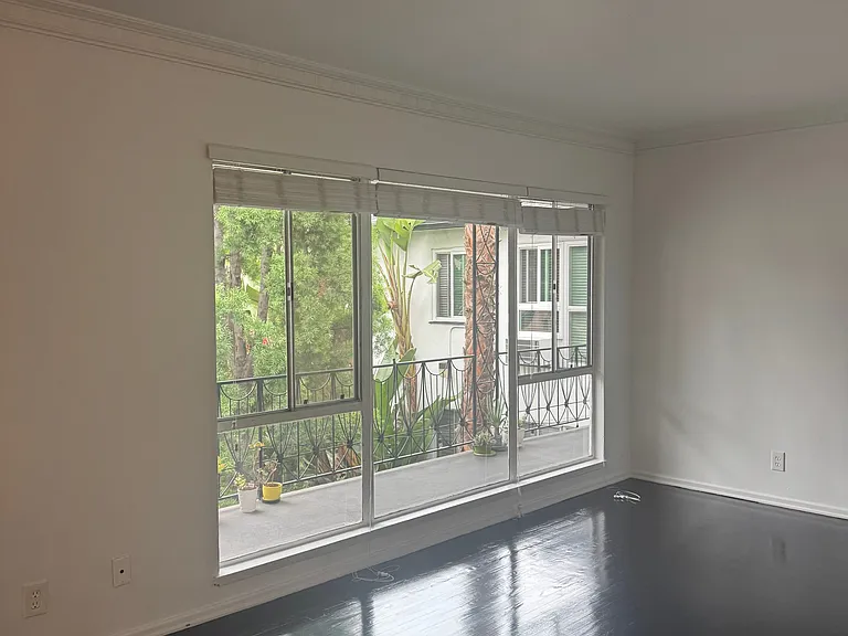 2269 N Beachwood Dr #202 — Photo 48