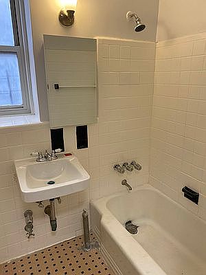 5th image of 960 Sheridan Ave APT 4D