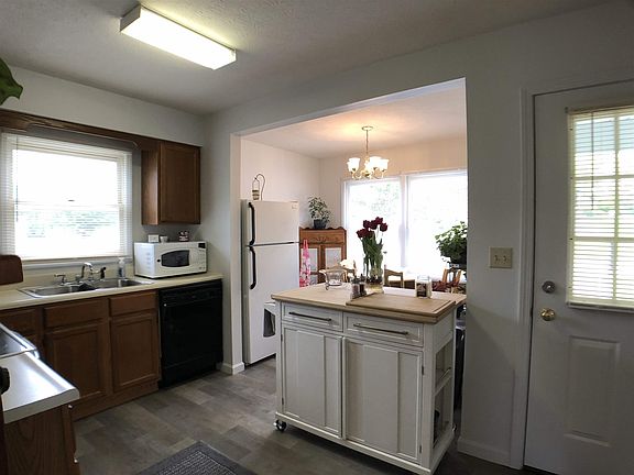 4th image of 127 N Roundtree Ct