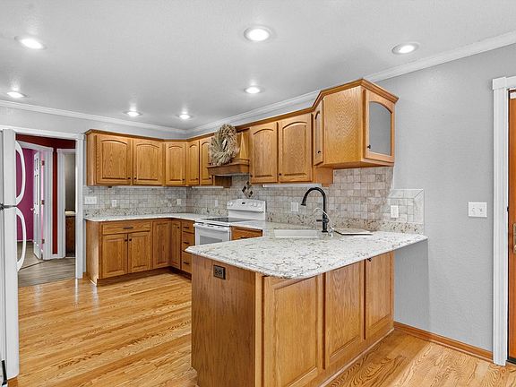 2nd image of 803 Woodview AVENUE
