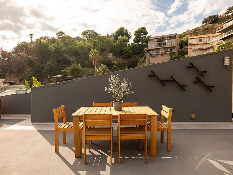 2158 Sunset Plaza Dr — Photo 15