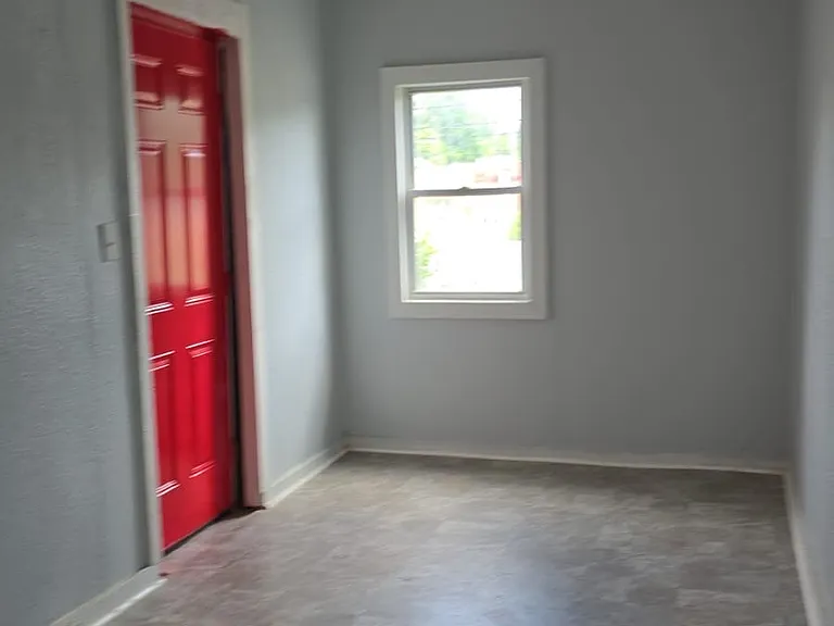669 S 35th St — Photo 3