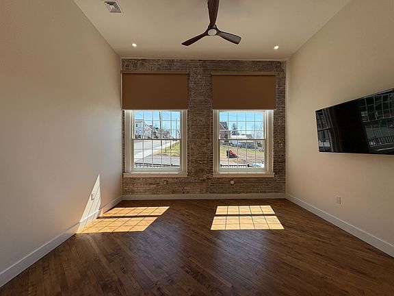 4th image of 401 N Warren St #100