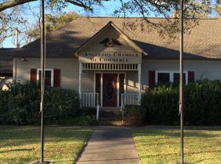 445 E Mulberry St, Angleton, TX 77515