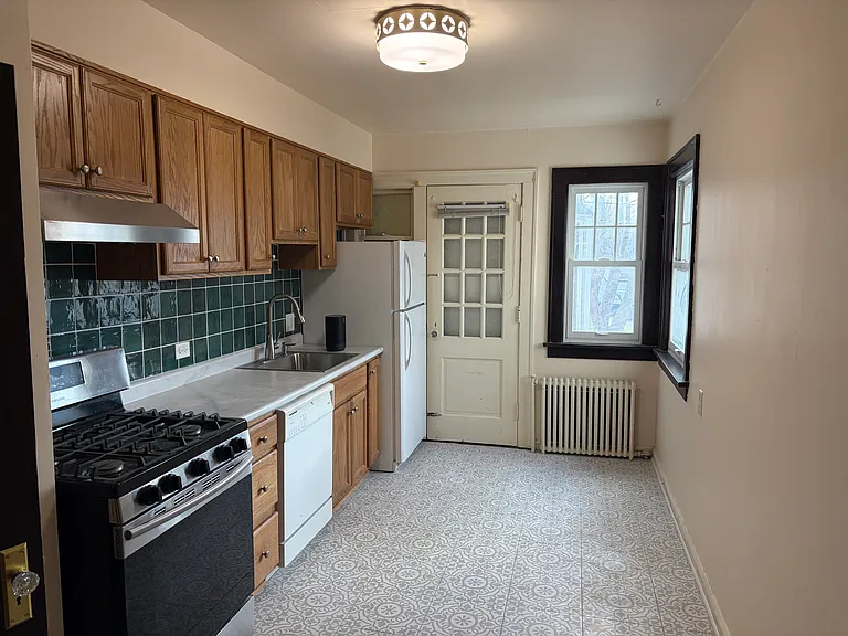 1070 N Warren St — Photo 8