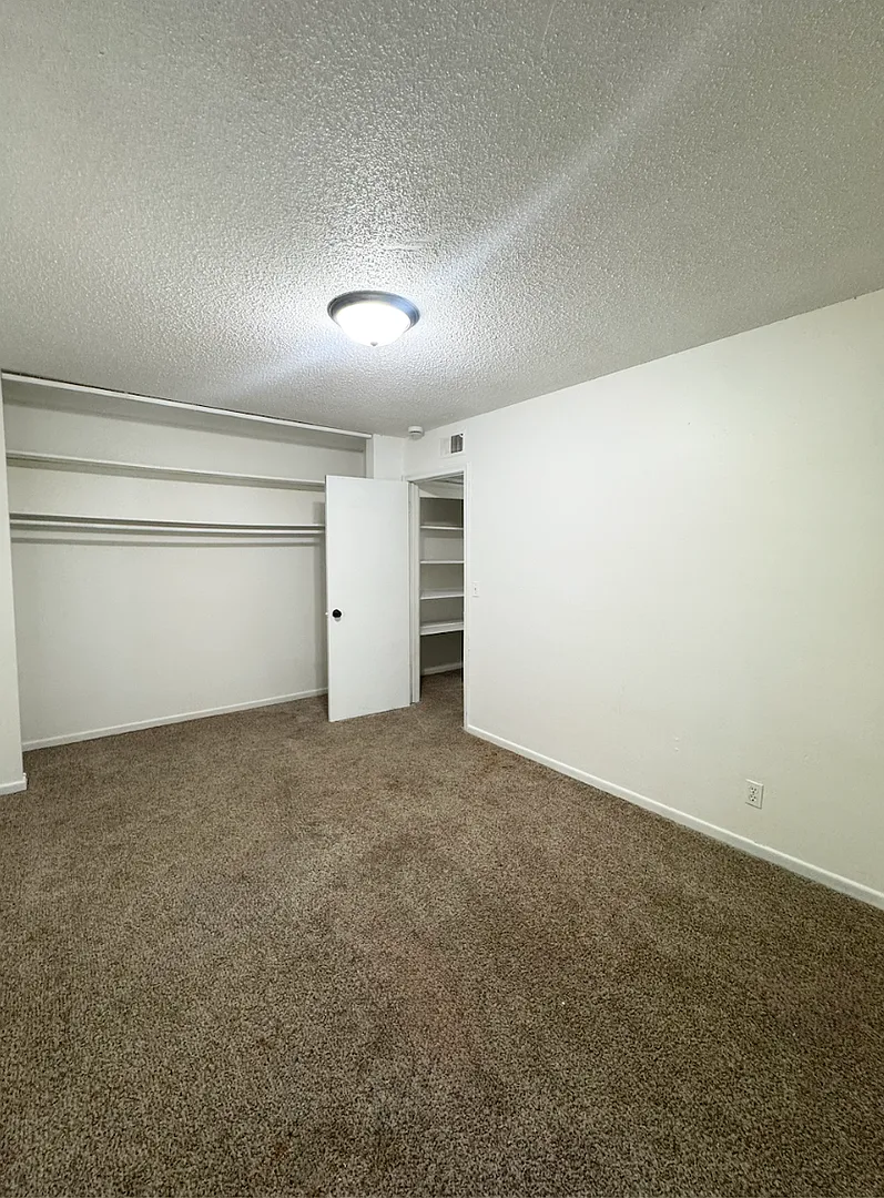 Colonial Court — Photo 3