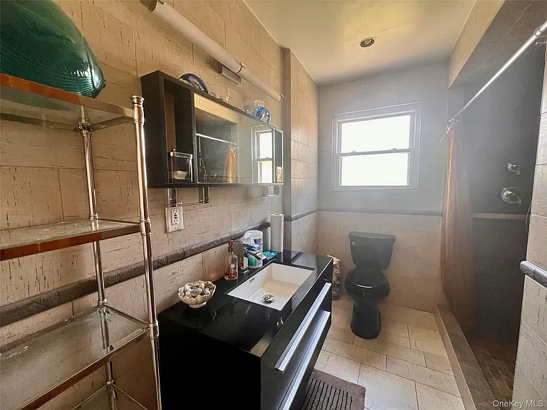 12-14 Utopia Pkwy — Photo 11