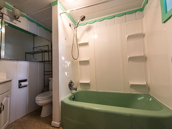 4th image of 225 Avenue E