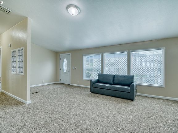 3rd image of 11002 NE 69th St