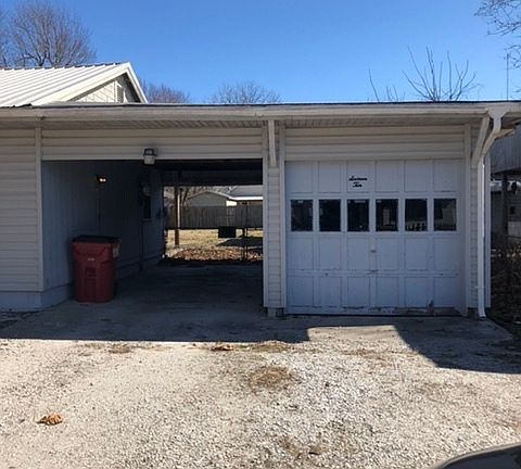 Single carport and garagae