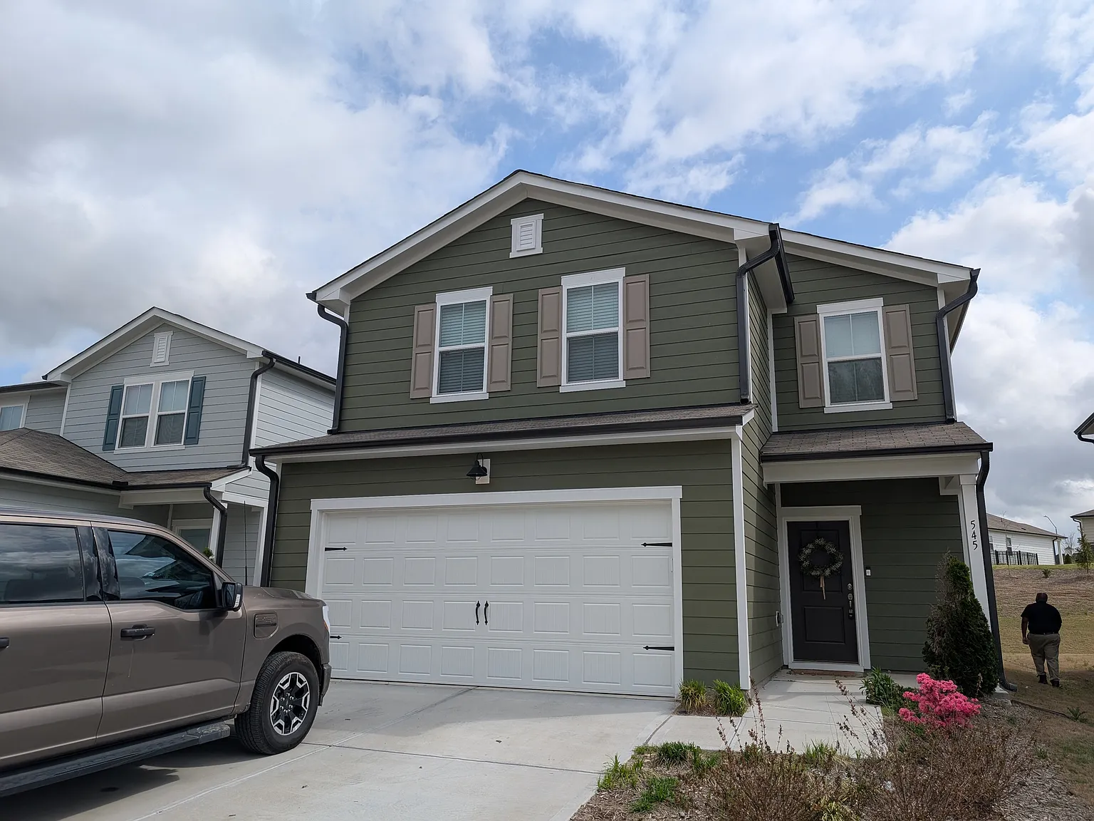 3 bed, 1923 sqft, $1,999 — Photo 1