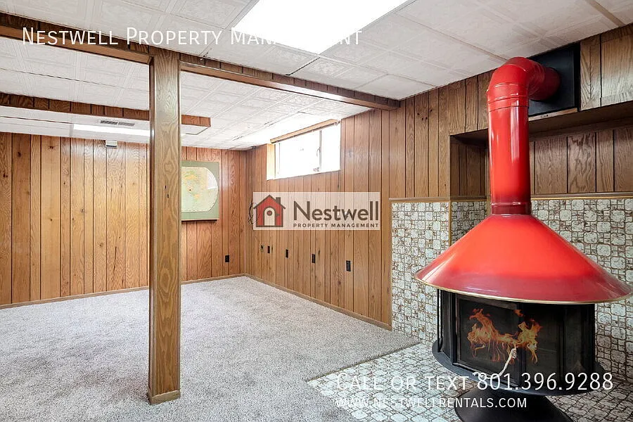 Spacious 4-bed home in Sandy! — Photo 4