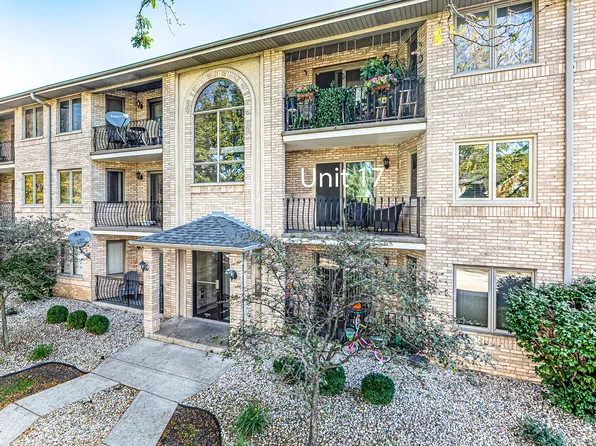 8807 S 79th Ave APT 17, Hickory Hills, IL 60457