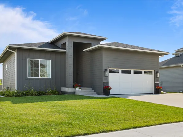 1060 Cedar St, Waukee, IA 50263