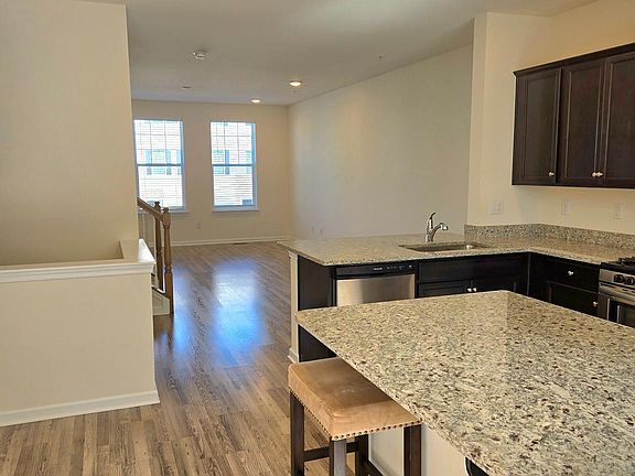 4th image of 334 Dawson Pl