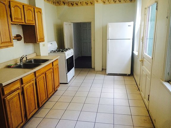 4th image of 425 E Walnut St