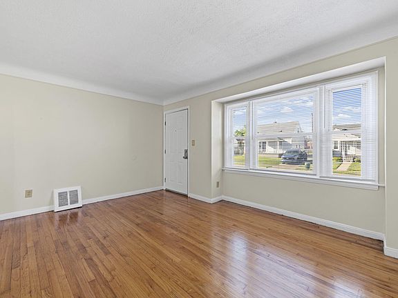 5th image of 530 Mill St