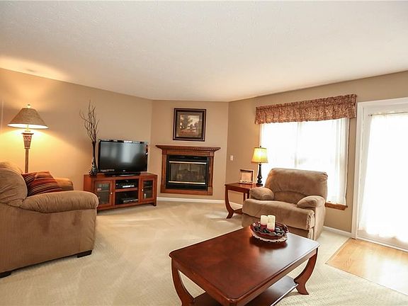 3rd image of 35 Midlakes Dr